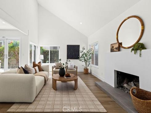 937  Carnation  , Costa Mesa, CA