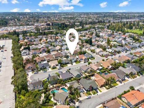 937  Carnation  , Costa Mesa, CA