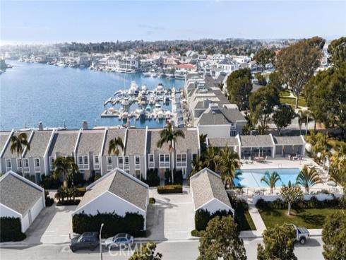 16435 Harbour 13 Lane, Huntington Beach, CA