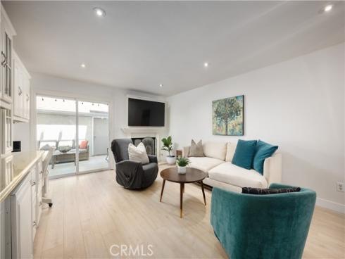 4682 Warner C110 , Huntington Beach, CA