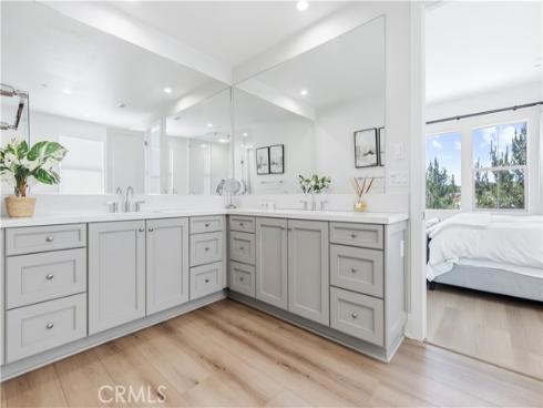 63 Longchamp , Irvine, CA