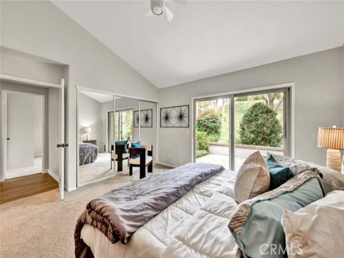 22 Rocky Knoll , Irvine, CA