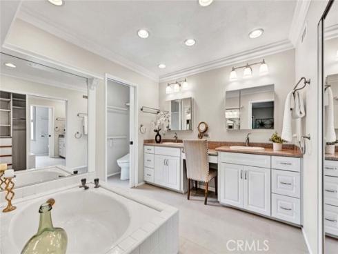 22 Rocky Knoll , Irvine, CA