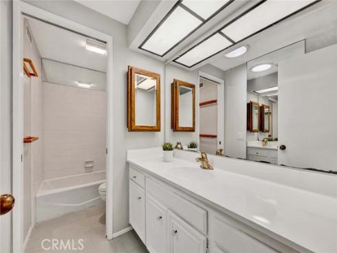 22 Rocky Knoll , Irvine, CA