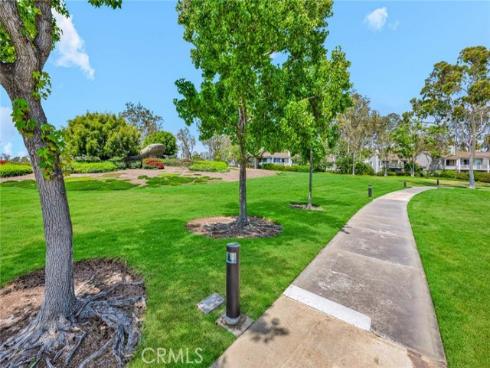 22 Rocky Knoll , Irvine, CA