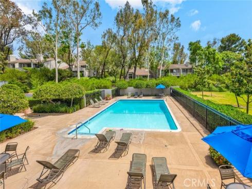 22 Rocky Knoll , Irvine, CA
