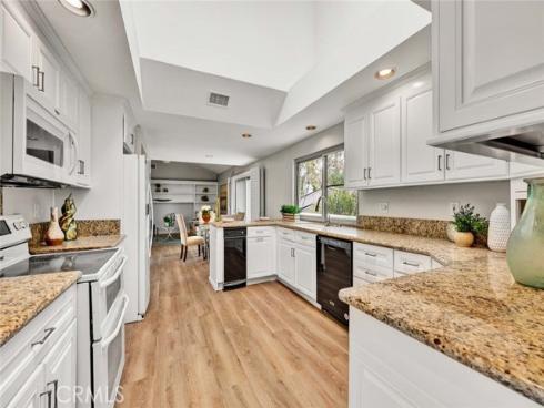 22 Rocky Knoll , Irvine, CA