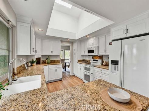 22 Rocky Knoll , Irvine, CA
