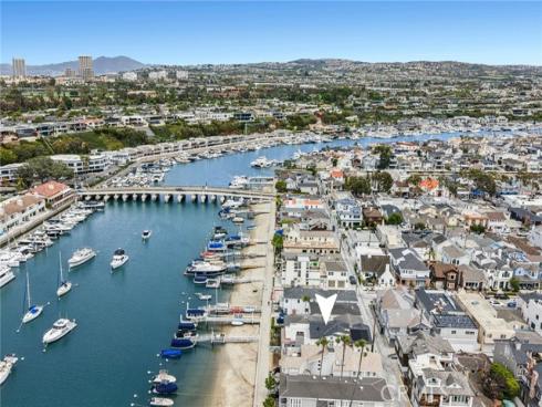 1105 N Bay Front  , Newport Beach, CA