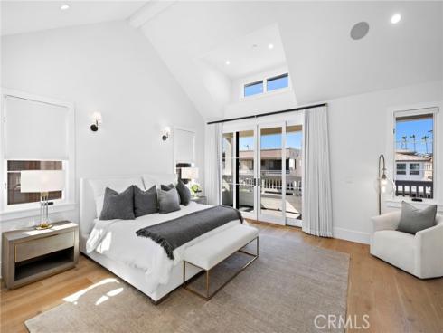 330  Onyx Avenue  , Newport Beach, CA