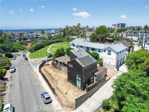 2700 Cliff