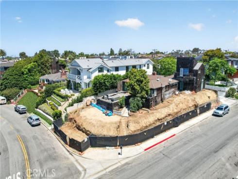 2700  Cliff  , Newport Beach, CA