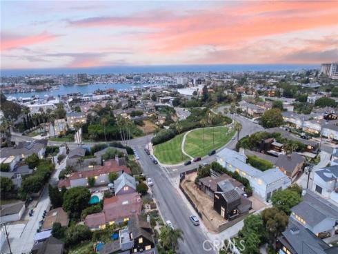 2700  Cliff  , Newport Beach, CA