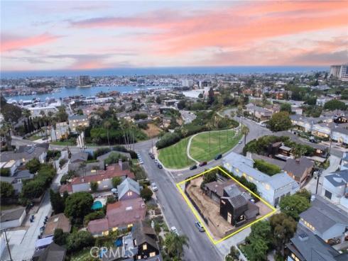 2700  Cliff  , Newport Beach, CA