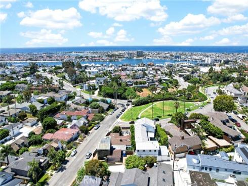 2700  Cliff  , Newport Beach, CA