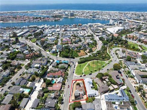 2700  Cliff  , Newport Beach, CA