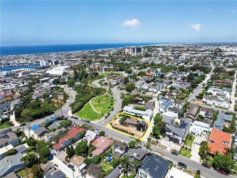 2700  Cliff  , Newport Beach, CA