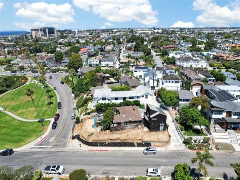 2700  Cliff  , Newport Beach, CA
