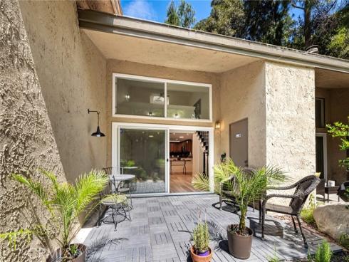 490077 E. Chapman