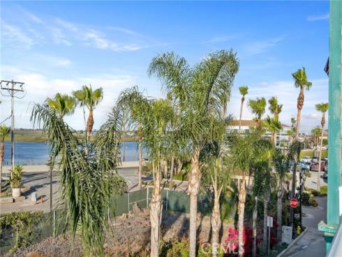 20 Pacific Avenue, Surfside, CA